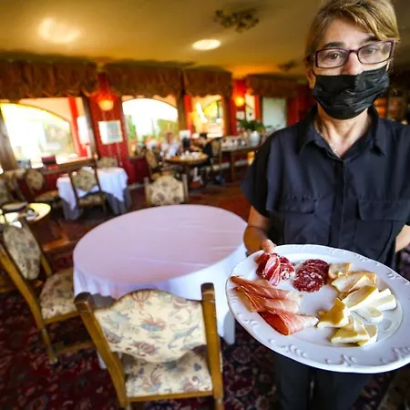 아파트호텔 Felicin - Dimora Del Centro 3*